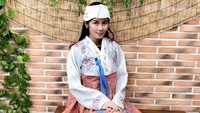 Nat juga menjajal pakai hanbok, pakaian tradisional dari Korea. Wah, jadi mirip bintang KPop nggak nih? (Instagram/natkejsarin)