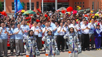 Sedangkan ini, misi berawak kedua yang dinamakan Shenzhou X dengan mengirimkan tiga astronot kembali ke Tiangong-1. Foto: China Manned Space Agency