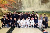 Kim Jong Un berfoto bersama musisi Korea Selatan (KCNA/via Reuters)