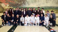 Dilansir Reuters, Senin (2/4), Kim Jong Un terlihat beberapa kali bertepuk tangan saat menyaksikan penampilan bintang K-pop Korsel tersebut. Dia juga terlihat sempat berfoto bersama para bintang K-pop sesaat setelah pertunjukan. (Foto: KCNA/via Reuters)
