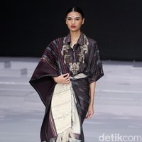 Fashion show koleksi busana terbaru Ghea Panggabean mengangkat tema Spirit of Toba’ dan terinspirasi keindahan kain Ulos di Indonesia Fashion Week 2018, Rabu [28/3/2018]. [Foto: Mohammad Abduh/Wolipop]