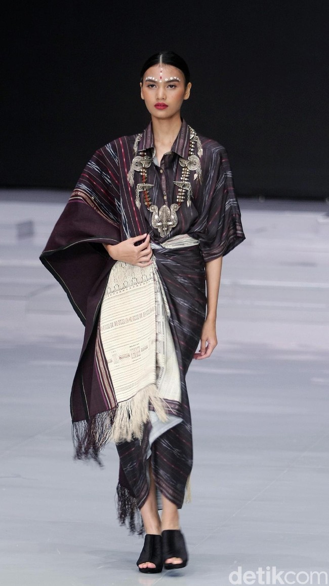 Fashion show koleksi busana terbaru Ghea Panggabean mengangkat tema Spirit of Toba’ dan terinspirasi keindahan kain Ulos di Indonesia Fashion Week 2018, Rabu [28/3/2018]. [Foto: Mohammad Abduh/Wolipop]