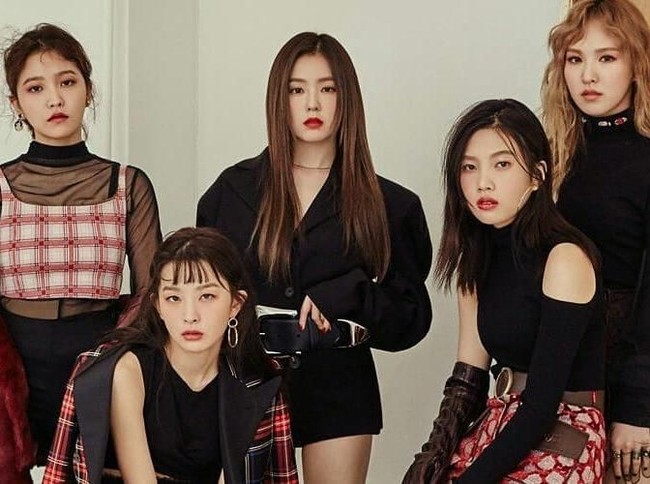 Red Velvet, girlband K-pop besutan SM Entertainment debut pada Agustus 2014. Sejak debut, kelima personelnya kerap kali diduga operasi plastik karena penampilan mereka yang berubah secara dramatis. Foto: istimewa
