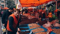 Xinjiang juga terkenal dengan produk buah keringnya. Di Pasar Muslim ini Anda bisa menikmati buah kering, rasanya manis dan asam cocok sebagai oleh-oleh dari pasar ini. Foto: Mathiaz Apitz