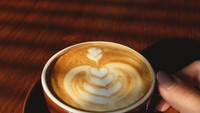 Kalau ini secangkir kopi latte yang diunggahnya di sore hari. Foto: Instagram @mariaselena_