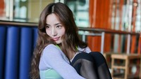 Nuan Yang Chen (28) adalah seorang model asal Hangzhou, Zhenjiang, China Timur. Ia telah mencuri perhatian netizen di China viralnya foto-fotonya yang sedang berolahraga. Pokoknya, bikin mereka jadi semangat olahraga deh! (Foto: Instagram/chennuanyang)