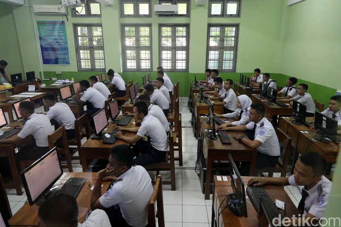 Ujian Nasional SMK Dimulai Hari Ini

Siswa/i SMKN 29 Jakarta mengikuti  Ujian Nasional Berbasis Komputer (UNBK), Jakarta, Senin (2/4/2018). Ujian nasional (UN) untuk siswa sekolah menengah kejuruan (SMK) diselenggarakan mulai hari ini, 2 April hingga 5 April 2018. Kementerian Pendidikan dan Kebudayaan (Kemdikbud) mencatat sebanyak 1.485.302 siswa dari 13.054 SMK mengikuti UN ini.