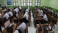 Kementerian Pendidikan dan Kebudayaan (Kemdikbud) mencatat sebanyak 1.485.302 siswa dari 13.054 SMK mengikuti UN ini.