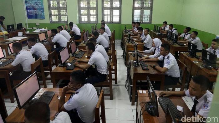 Ujian Nasional SMK Dimulai Hari Ini

Siswa/i SMKN 29 Jakarta mengikuti  Ujian Nasional Berbasis Komputer (UNBK), Jakarta, Senin (2/4/2018). Ujian nasional (UN) untuk siswa sekolah menengah kejuruan (SMK) diselenggarakan mulai hari ini, 2 April hingga 5 April 2018. Kementerian Pendidikan dan Kebudayaan (Kemdikbud) mencatat sebanyak 1.485.302 siswa dari 13.054 SMK mengikuti UN ini.