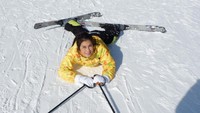 Nat juga asyik main ski di Pine Ski Resort. Tapi kok posenya tiduran gitu sih, Nat? (Instagram/natkejsarin)