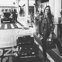 Aktris Pevita Pearce tampil casual dengan jaket dan sneakers. Dia juga terlihat menenteng tas dari brand Yves Saint Laurent (YSL) seri Y-Ligne Cabas berwarna hitam. Pada situs eBay, tas seperti milik Pevita dijual seharga puluhan juta rupiah. Foto: Instagram