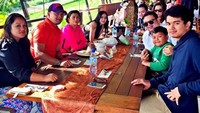 Family time, tulis akun @aurakasih. Kalau makan bersama keluarga, penyanyi berusia 31 tahun ini memilih untuk menyantap hidangan tradisional. Foto: Instagram @aurakasih