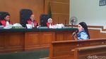 Foto: Saat Syahrini Kegerahan di Sidang First Travel