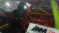 Mobil Honda City Estillo tahun 1995 ini terlihat beda dengan yang lain. Terdapat hanya beberapa modifikasi dari eksterior mobil. Body dirubah beberapa dan dibuat ceper. Cat pun dibuat mencolok dengan pilihan warna orange. Foto: Ardian Fanani/detikOto