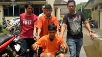 Tiga pembunuh driver Go-Car Edwar Limba divonis seumur hidup. Ketiganya yaitu Ari Tri Sutrisno (32), Aldo Putra Zainuddin (25) dan Herwan. Ari-Aldo-Herwan menghabisi nyawa Edwar dengan cara dicincang menggunakan golok dan samurai pada Agustu 2017 lalu. (Foto: Raja/detikcom)
