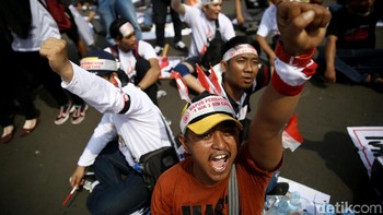 Kebijakan tersebut tertuang dalam  Permenkominfo nomor 12 tahun 2016. Hal itu mengakibatkan penurunan angka penjualan kartu perdana yang selama ini jadi sumber penghasilan konter-konter seluler. Agung Pambudhy/detikcom.