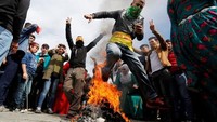 Selain tari-tarian dan musik tradisional, api unggun pun dilakukan di tengah lapangan. Saking serunya, para pria akan mulai melompati api unggun sebagai tanda kemeriahan tahun baru. (REUTERS/Murad Sezer)