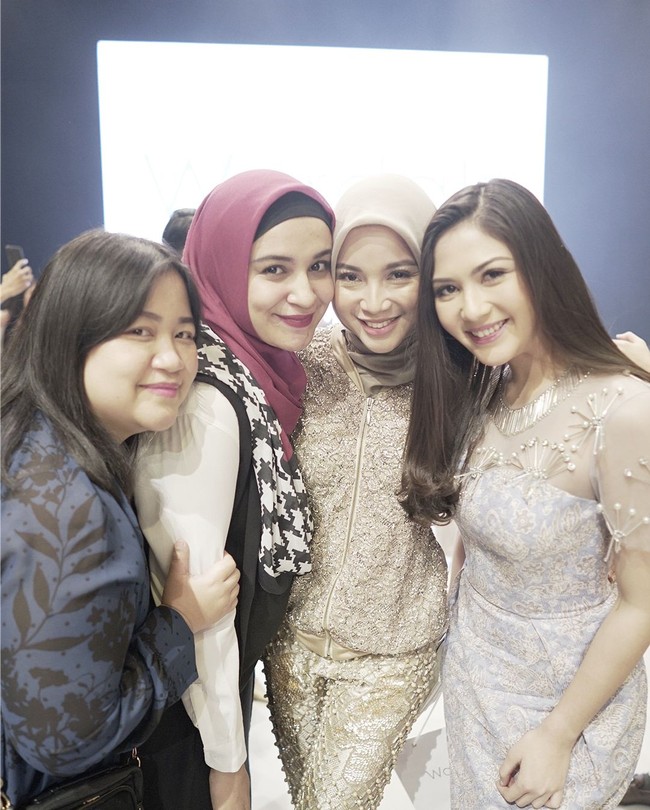 Shireen Sungkar hadir mendukung kakaknya, Zaskia Sungkar yang tampil di IFW 2018. Ia mengenakan dress dan shawl dari label Zaskia Sungkar. Ia tampil manis dengan motif houndstooth dan percikan warna merah muda. Foto: Instagram/ChachaFrederica