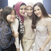 Shireen Sungkar hadir mendukung kakaknya, Zaskia Sungkar yang tampil di IFW 2018. Ia mengenakan dress dan shawl dari label Zaskia Sungkar. Ia tampil manis dengan motif houndstooth dan percikan warna merah muda. Foto: Instagram/ChachaFrederica