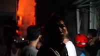 Sekitar lebih dari 20 rumah hunian di Jembatan Besi hangus terbakar.