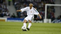 Roberto Carlos, bek kiri legendaris tim nasional Brasil serta klub Real Madrid ini memiliki julukan El Hombre Bala, yang artinya adalah manusia peluru. Carlos memiliki tinggi hanya 168 cm. Foto: Phil Cole/Getty Images
