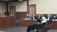 Perawat RS Medika Permata Hijau, Indri Astuti, mengungkap alasan dibalik pemasangan infus anak-anak untuk Setya Novanto. Tangan Novanto terangkat dan Indri mengira dia marah. “Dengan keputusan saya sendiri karena pembuluh darah tidak kelihatan, tapi saat saya sentuh sekali dapat, saya menggunakan yang kuning itu jarum untuk anak-anak, ucap Indri. (Foto: Haris Fadhil/detikcom)