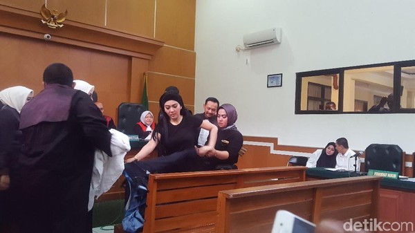 Foto: Saat Syahrini Kegerahan di Sidang First Travel