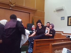 Foto: Saat Syahrini Kegerahan di Sidang First Travel
