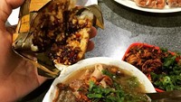 Wah! coto Makassar yang dicicip rifaali11 ini kelihatan segar! Makin mantap dimakan pakai ketupat bertabur sambal kecap. Foto: Instagram rifaali11