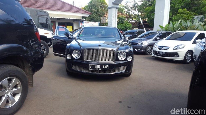 Naik Bentley, Syahrini Tiba di PN Depok Jadi Saksi First Travel Naik Bentley, Syahrini Tiba di PN Depok Jadi Saksi First Travel