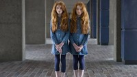 Seorang fotografer bernama Peter Zelewski melakukan sebuah pameran bertemakan Alike But Not Alike dengan subjek kembar identik.  Foto: Metro UK