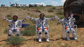 Selebrasi astronot China usai sukses kembali ke Bumi menjalankan misi Shenzhou IX. Foto: China Manned Space Agency