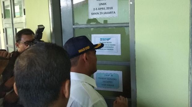 Mendikbud Muhadjir Tinjau Pelaksanaan UN di SMKN 29 Jakarta