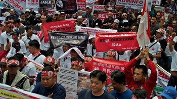 Mereka berunjuk rasa menolak pembatasan registrasi kartu prabayar telepon seluler satu NIK untuk tiga kartu. R. Rekotomo/ANTARA FOTO.