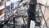 Kabel listrik rusak akibat terkena kebakaran.