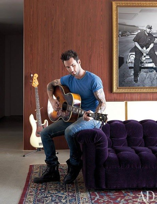 Adam Levine resmi mengucapkan selamat tinggal pada rumah lamanya di Beverly Hills, California, AS, setelah akhirnya laku terjual. Dijual seharga US$ 15,9 juta atau sekitar Rp 218 miliar, rumah tersebut dikabarkan menjadi milik rekan Adam sesama musisi, John Mayer. Foto: Dok. Architectural Digest
