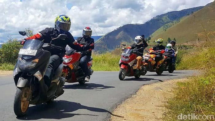 Anak motor menikmati libur panjang ini dengan melakukan touring. Touring digelar menuju destinasi wisata yang menarik. Salah satunya adalah Danau Toba di Sumatera Utara.