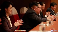 Kim Jong Un bersama istrinya Ri Sol Ju menyaksikan artis K-pop Korea Selatan dalam sebuah penampilan di Pyongyang pada Minggu (1/4/2018). Dia terlihat bertepuk tangan saat menonton (Foto: KCNA/via Reuters)