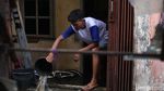 Mengais Puing-puing Sisa Kebakaran di Tambora