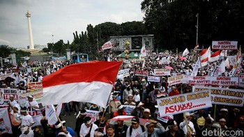 Di Jakarta massa aksi juga melakukan demo di depan Istana Merdeka. Agung Pambudhy/detikcom.