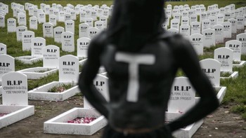 Di Kotagede, Yogyakarta, Senin (2/4/2018) massa aksi yang tergabung dalam Kesatuan Niaga Celullar Indonesia (KNCI) melakukan aksi teatrikal matinya konter penjual pulsa. Hendra Nurdiyansyah/ANTARA FOTO.