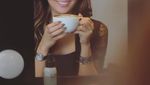 10 Pose Cantiknya Maria Selena Ketika Meracik dan Menikmati Kopi