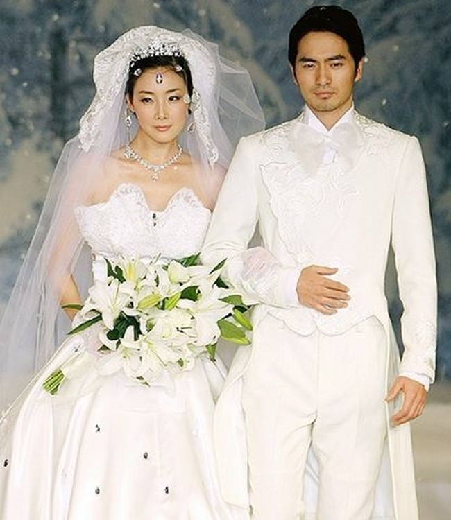 Choi ji Woo sempat berpacaran dengan aktor Lee Jin Wook selama tiga tahun. Keduanya bertemu saat main film bersama. Santernya pemberitaan media tentang hubungan asmara mereka membuat keduanya tertekan dan akhirnya putus. Foto: istimewa