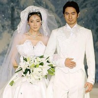 Choi ji Woo sempat berpacaran dengan aktor Lee Jin Wook selama tiga tahun. Keduanya bertemu saat main film bersama. Santernya pemberitaan media tentang hubungan asmara mereka membuat keduanya tertekan dan akhirnya putus. Foto: istimewa