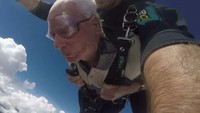 Westwood pernah mendaki tebing Uluru di Australia pada usia 80 tahun. (Foto: Dok. Skydive Oz via ABC News)