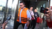 Irvanto berjalan meninggalkan gedung KPK. Dia enggan berkomentar soal pemeriksaannya.