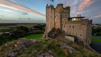 Meskipun kental dengan nuansa angker karena bangunannya yang sudah tua, tetapi Roch Castle memiliki pemandangan yang indah. Letaknya berada di atas bukit bebatuan yang menjualang di atas dataran Pembrokeshire (Booking.com)