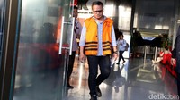 Irvanto keluar dengan memakai rompi tahanan KPK.