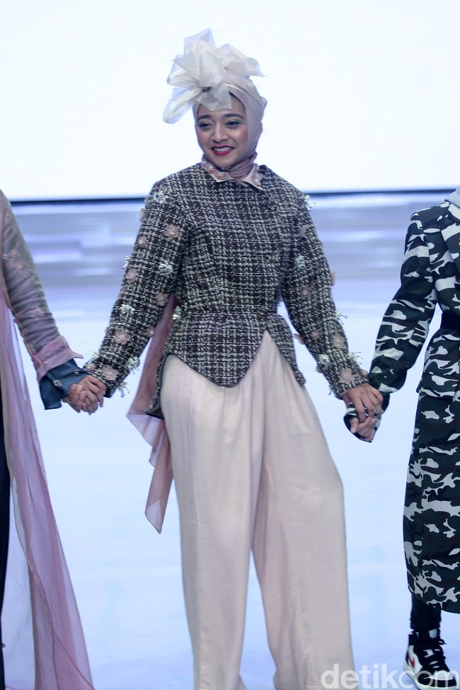 Chiki Fawzi menjadi salah satu muse Restu Anggraini. Ia tampil memakai atasan bermotif tartan dengan celana kulot di akhir pertunjukkan.  Foto: Mohammad Abduh/Wolipop