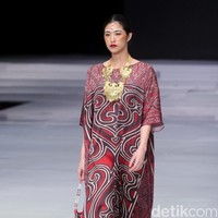 Fashion show koleksi busana terbaru Ghea Panggabean mengangkat tema Spirit of Toba’ dan terinspirasi keindahan kain Ulos di Indonesia Fashion Week 2018, Rabu [28/3/2018]. [Foto: Mohammad Abduh/Wolipop]